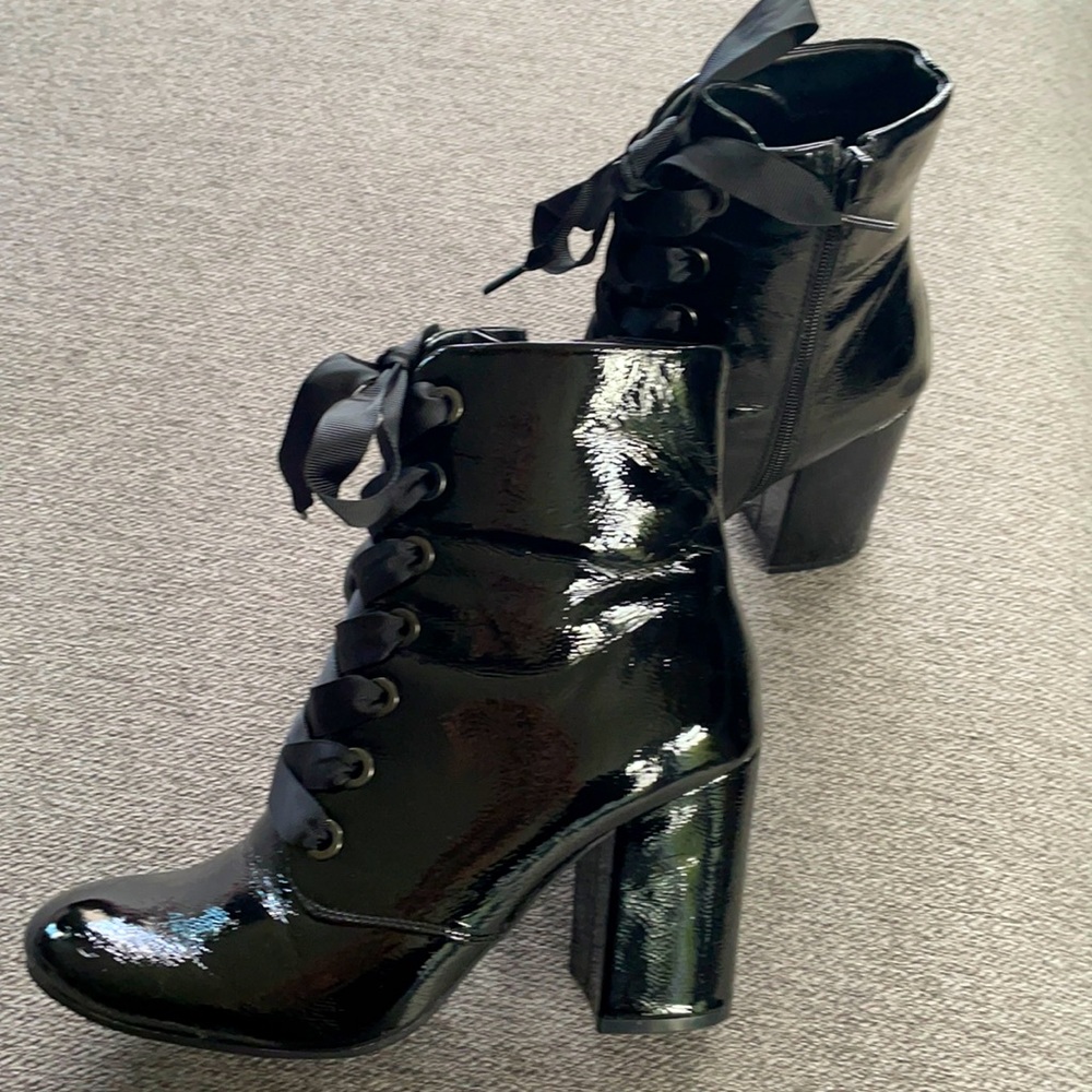Kenneth Cole pat and leather boots size 7